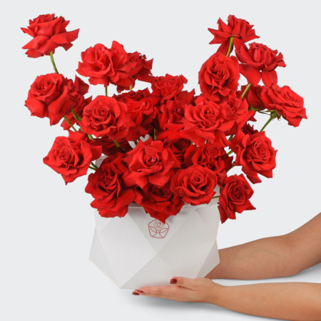 Букет из трёх алых французских роз